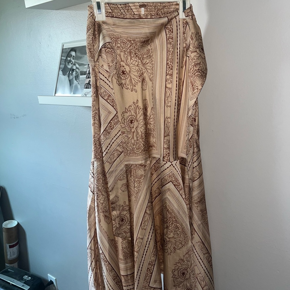 Elegant Floral Patterned Tan Skirt